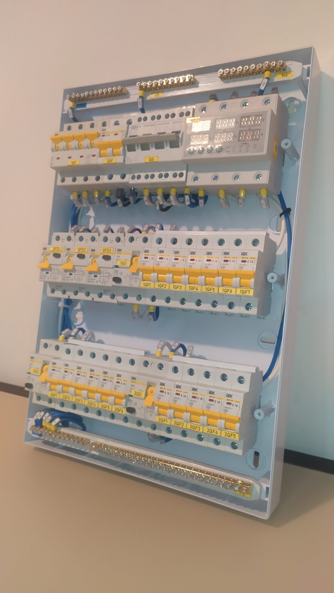 Щит в сборе навесной 45 модулей 3Ф 25А 15кВт с ручным переключением на резервный ввод арт. 2g47cwxa — изображение 2